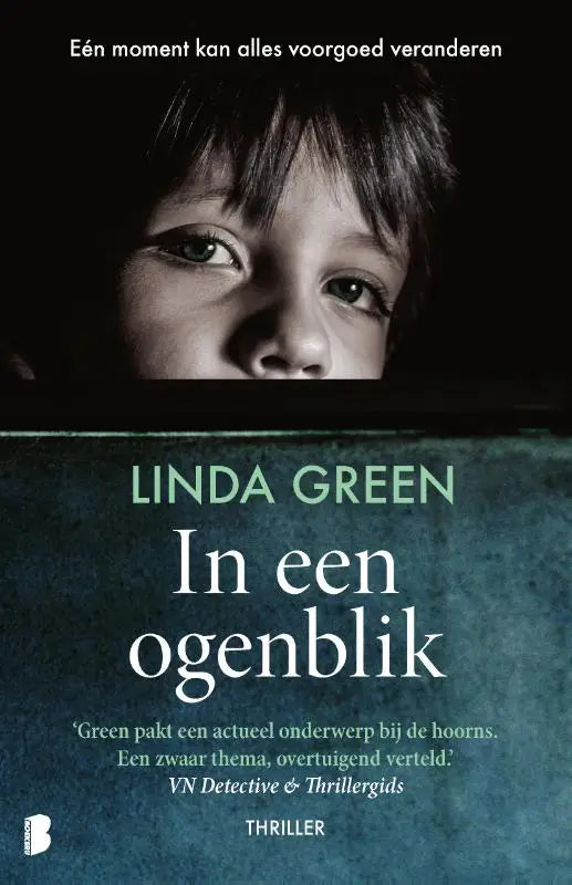 Boekcover van in een ogenblik met zwart-wit foto van kind en teal achtergrond over één moment alles voorgoed veranderen