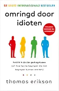 De boekomslag van Omringd door idioten toont vier kleurrijke silhouetten van rood geel groen en blauw naast elkaar