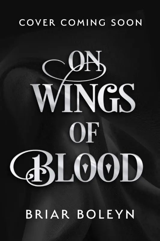 Zilverkleurige metalen titeltekst on wings of blood door briar boleyn op zwarte stof achtergrond in product on wings of blood