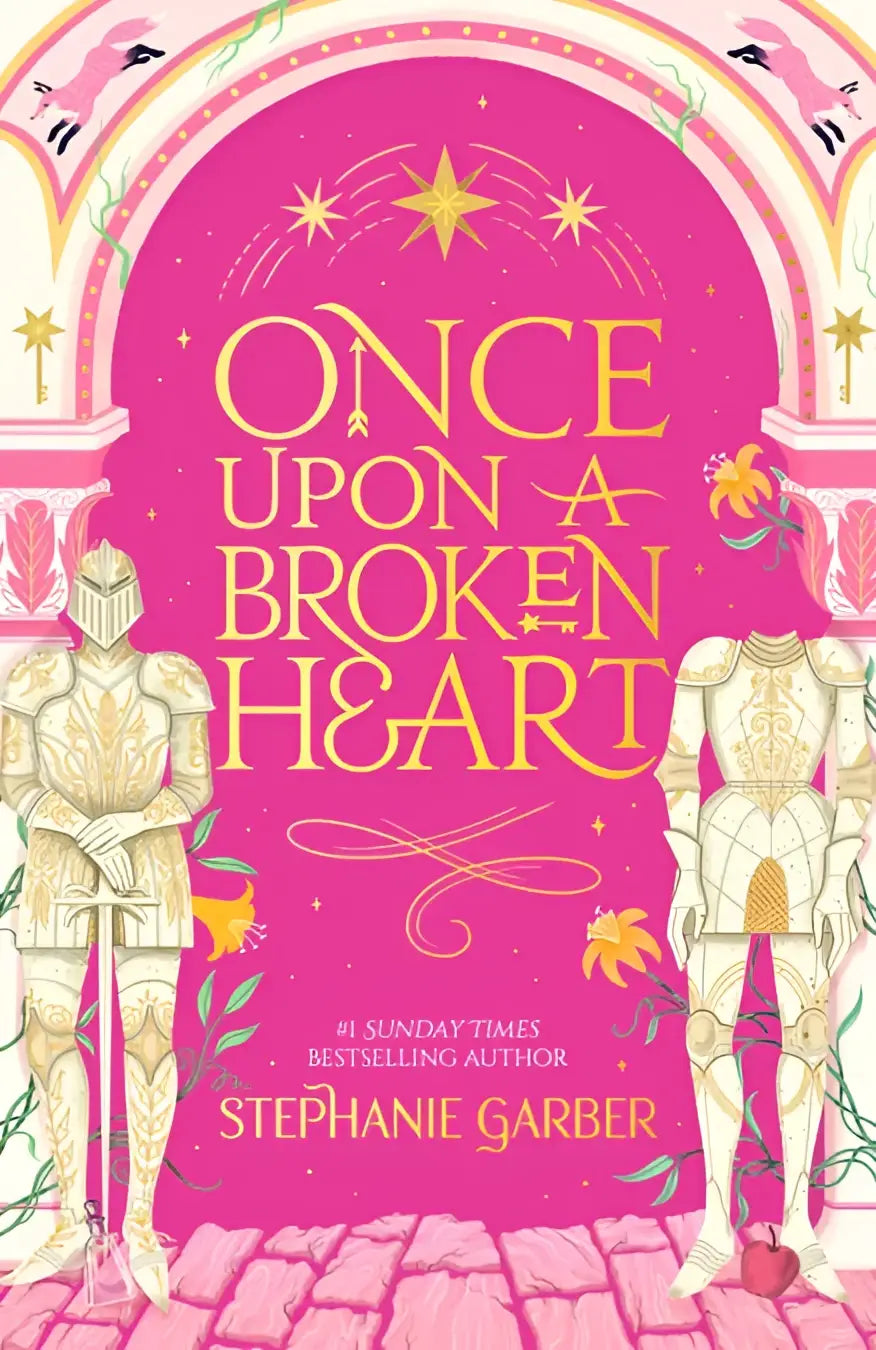 Pink boekomslag van once upon a broken heart met gouden letters en twee geklede ridders bij een bogenpoort