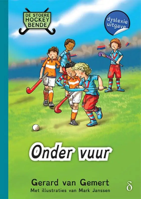 De cover van het kinderboek onder vuur van gerard van gemert toont kinderen van de stoere hockeybende deel 2 die hockey spelen