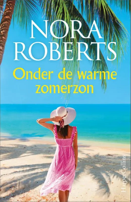 Een vrouw in een roze kanten jurk en witte zonhoed staat op het strand onder palmbomen onder de warme zomerzon