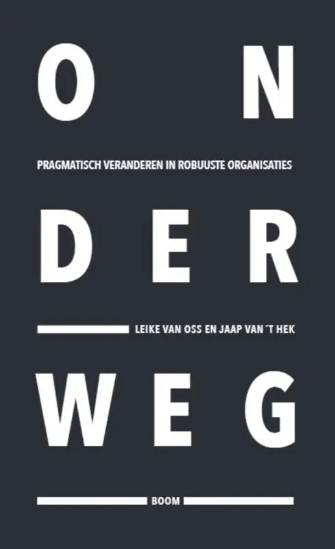 Zwart boekcover met witte typografie van onderweg over pragmatisch veranderen in robuuste organisaties