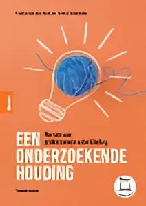 Blauw rond object met witte tekst en symbolen van het product een onderzoekende houding door arnout schuitema voor hoger onderwijs