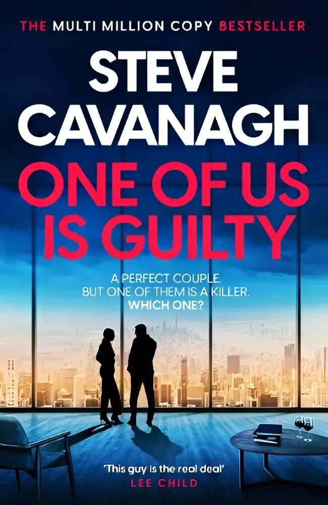 De boekcover van one of us is guilty van steve cavanagh toont een eddie flynn thriller in wit en rood tegen een blauwe stadshorizon