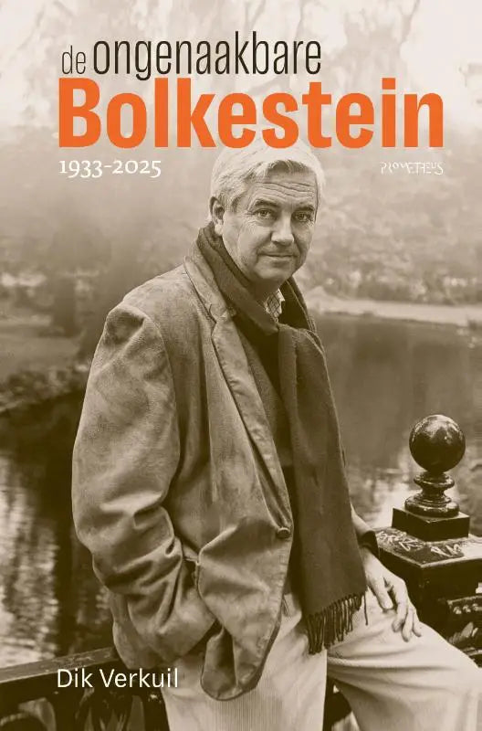 Sepia sepia gekleurde boekcover van de ongenaakbare bolkestein met portret van man in textuurjasje en sjaal van dik verkuil