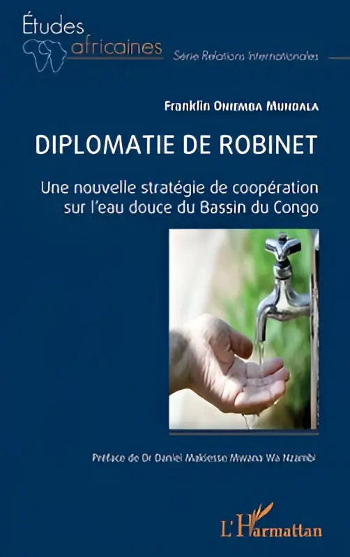 De boekcover van oniemba mundala f diplomatie de robinet toont een blauwe achtergrond met een hand onder een kraan