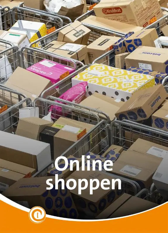 Stapels gekleurde kartonnen dozen met kruidvat en bol.com logo gevuld in metalen winkelwagens voor online shoppen