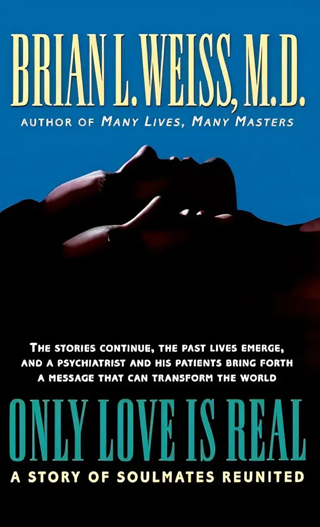 Boekomslag van only love is real met goudkleurige tekst en silhouetfiguur op diepblauwe achtergrond