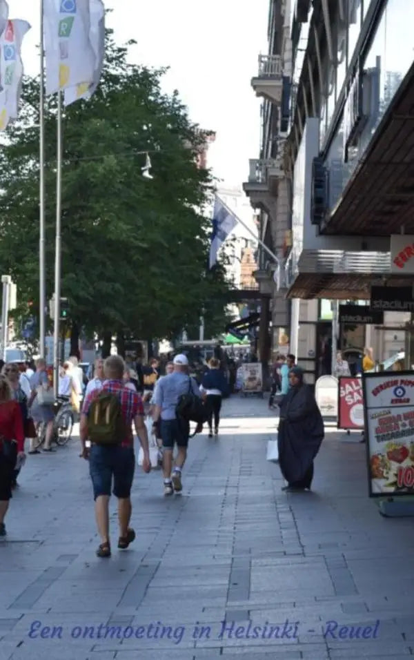 Een zwarte, volledige abaya gemaakt van lichte stof, gedragen door een persoon die loopt in de drukke straten van helsinki