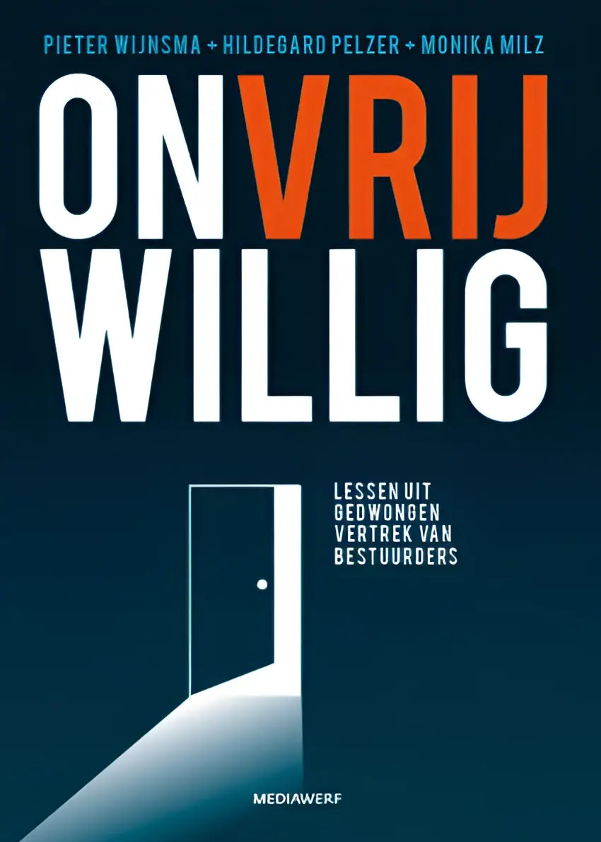 De boekcover van onvrijwillig toont gedwongen vertrek met witte en oranje letters op donkerblauwe achtergrond en een deur in licht