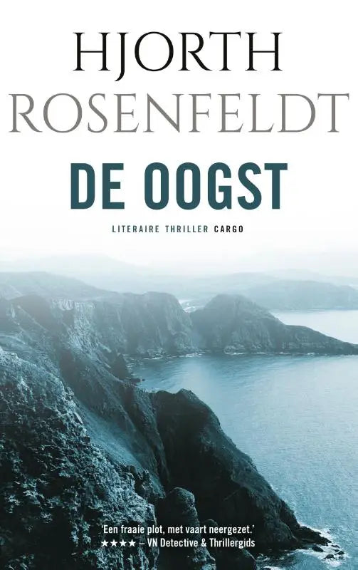De oogst boekomslag toont een sfeervol kustlandschap met ruige kliffen en woelige zee onder bewolkte hemel