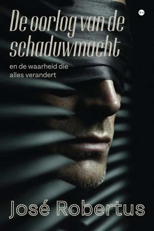 Donker verlichte boekcover met gezicht deels verborgen door latten en titel de oorlog van de schaduw macht alles verandert door josé robertus