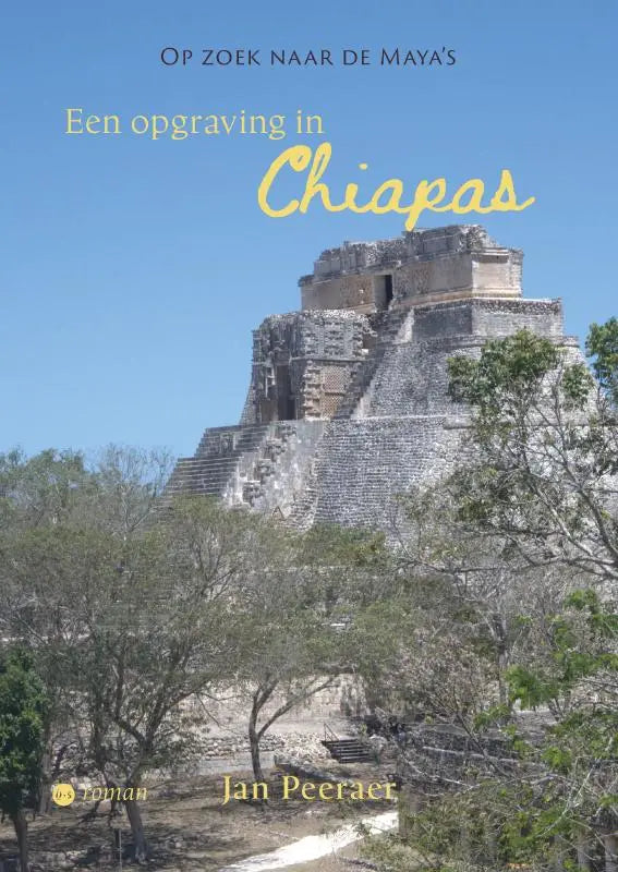 Een weeroude stenen mayapiramide met mosachtige treden en vervallen muren in chiapas tegen een blauwe lucht