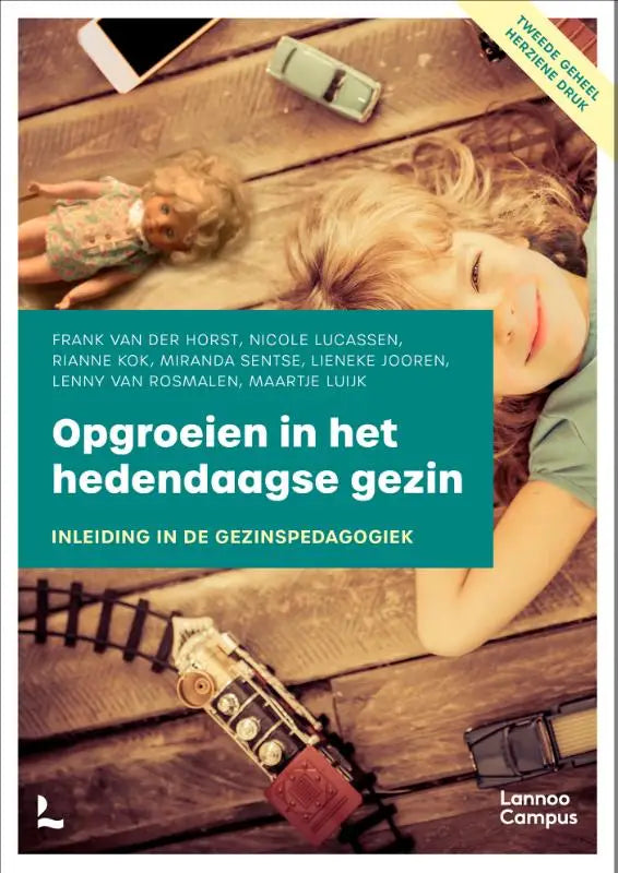 De boekcover van opgroeien in het hedendaagse gezin van lieneke jooren en maartje luijk toont een lachend kind en een teal banner