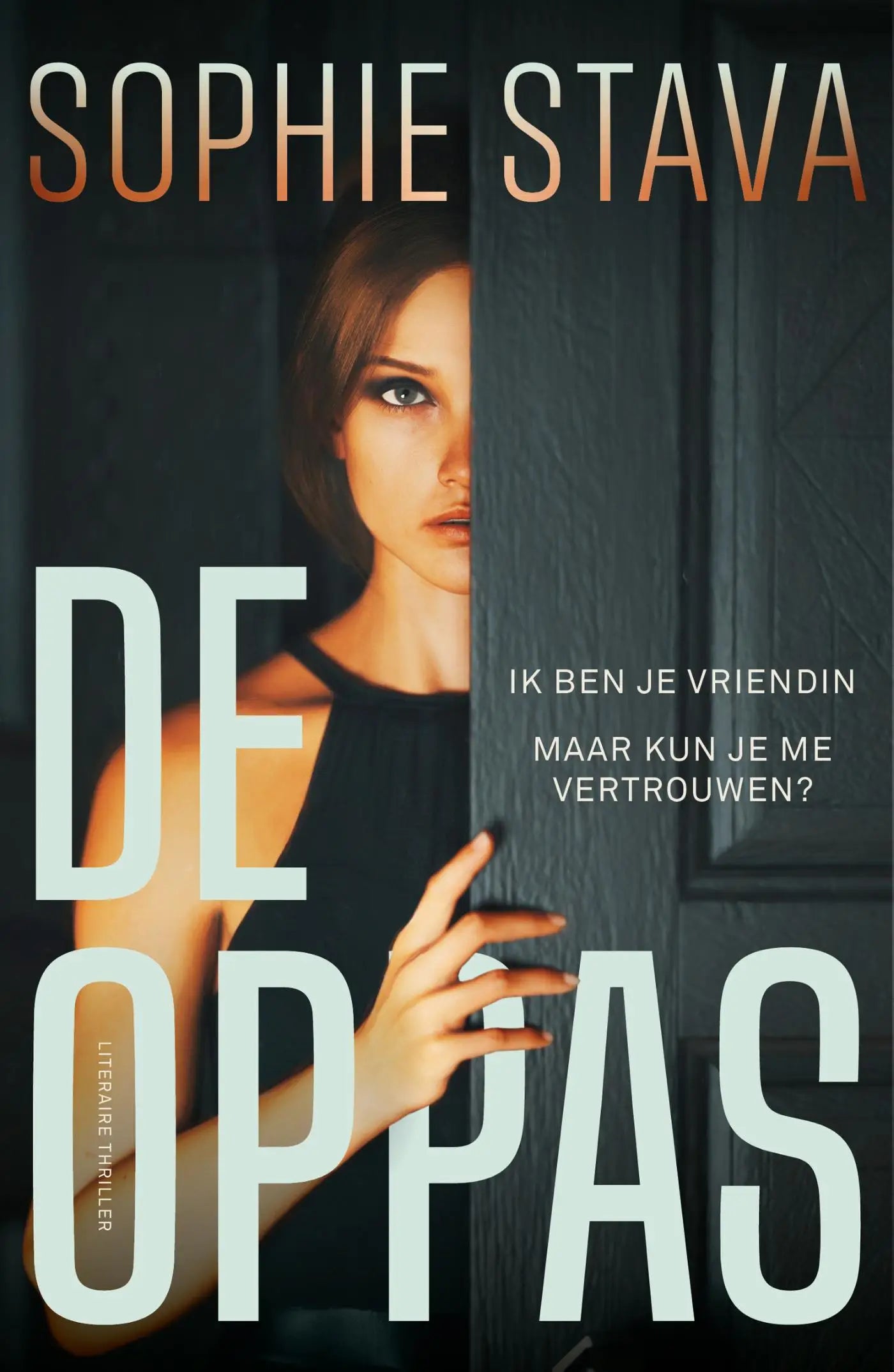 Een vrouw met kort bruin haar en blauwe ogen in een zwarte mouwloze top kijkt vanuit achter een donkere houten deur in De oppas