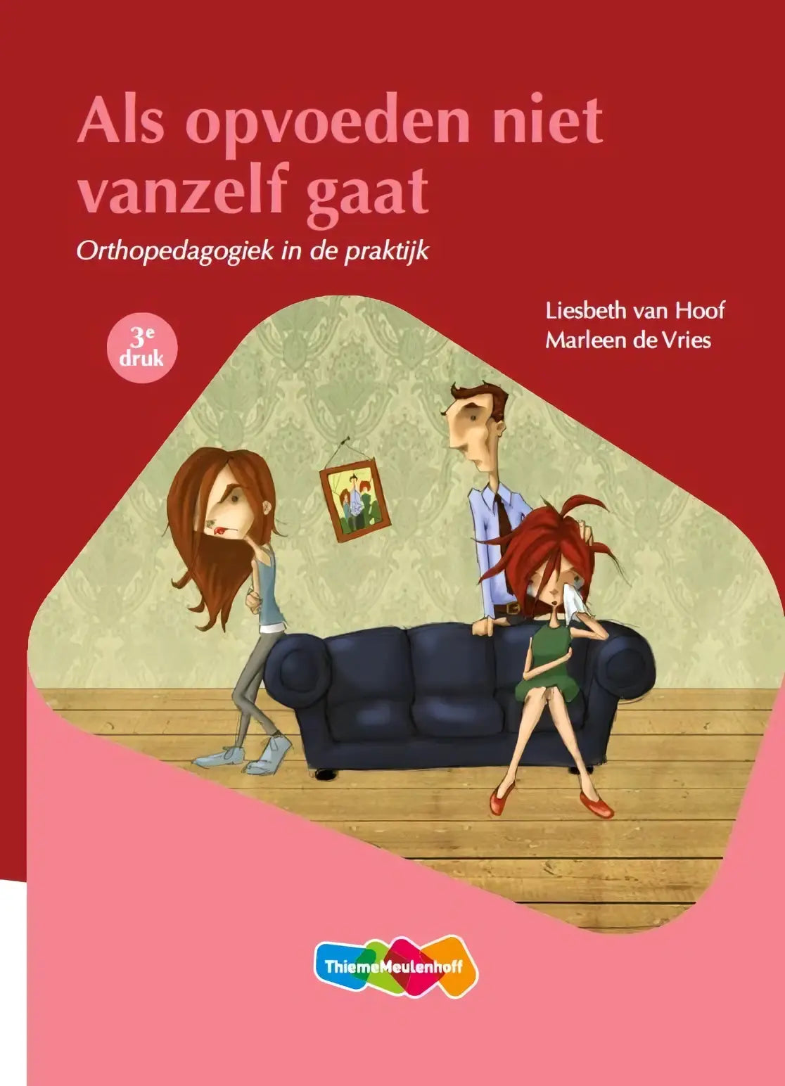 De boekcover van als opvoeden niet vanzelf gaat toont een cartoon van drie mensen bij een donkerblauwe bank in de woonkamer