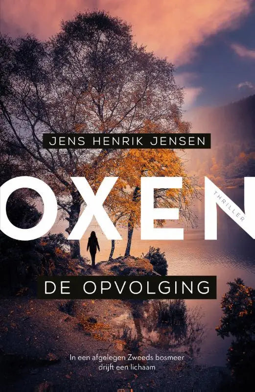 Boekcover van oxen de opvolging door jens henrik jensen met silhouet van persoon langs rivier onder herfstlucht