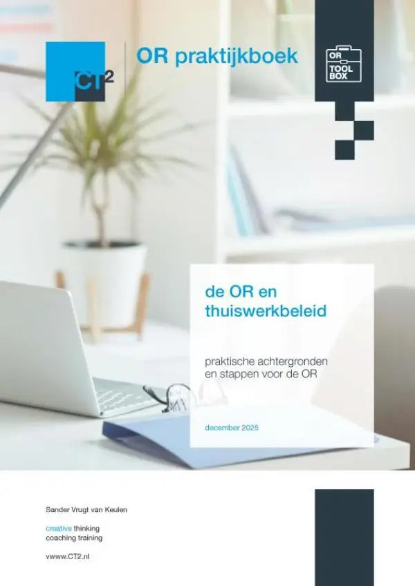 Wit hardcover praktijkboek thuiswerkbeleid met blauwe tekst over praktische stappen naast open laptop op bureau