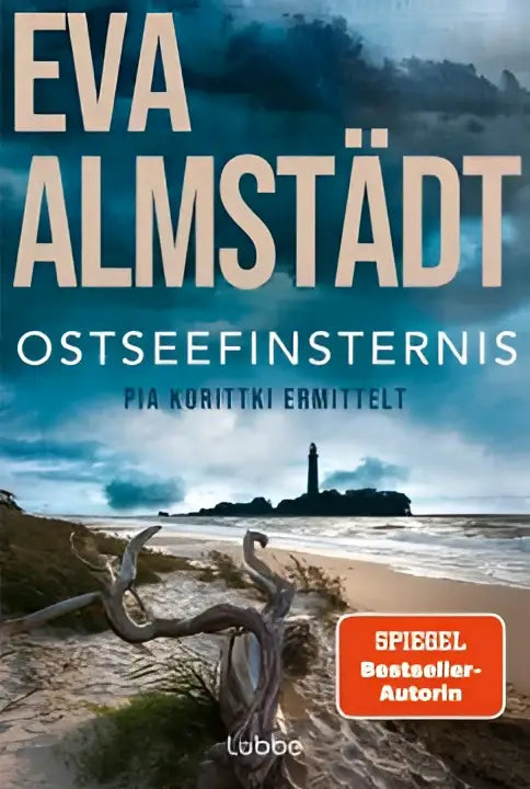 Het boek ostseefinsternis van eva almstädt toont een dramatisch kusttafereel met strandhout op cover pia korittkis neunzehnter fall