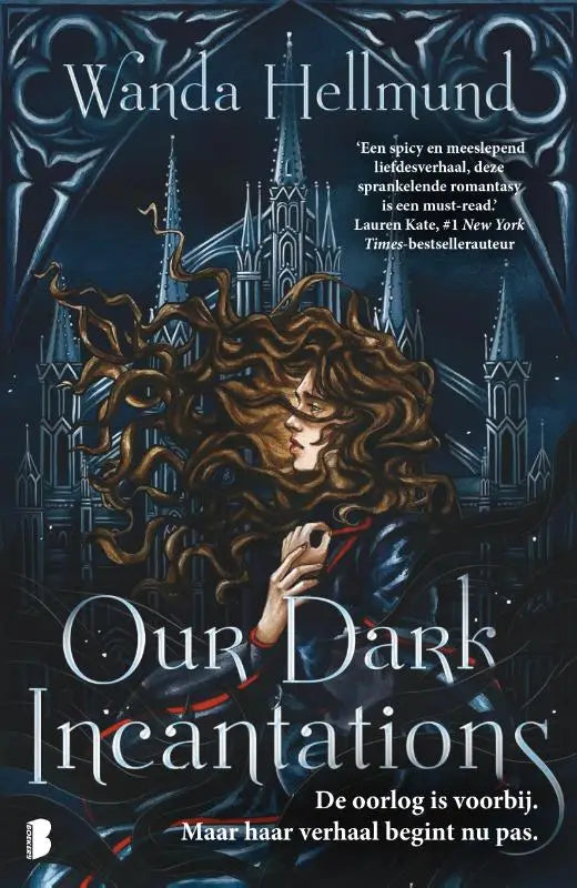 Donkerblauwe kaft van ons dark incantations met een vrouw met lang haar voor een gotische kathedraal