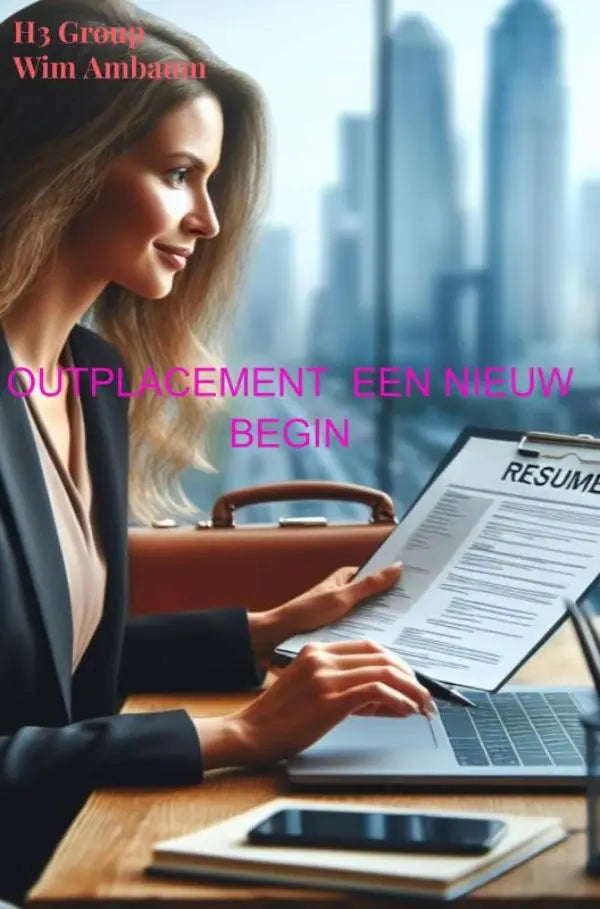 Een vrouw in een zwart colbert en beige top zit aan een bureau met een cv op een clipboard voor outplacement