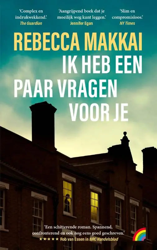 De boekcover van ik heb een paar vragen voor je door rebecca makkai toont silhouetten van bakstenen gebouwen tegen een teal en gele lucht