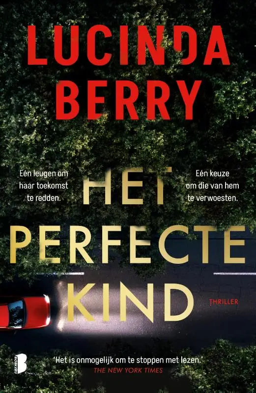 Een rode auto rijdt snel op een donkere weg omgeven door groene bomen in het nederlandstalige psychologische thriller perfecte kind van lucinda berry
