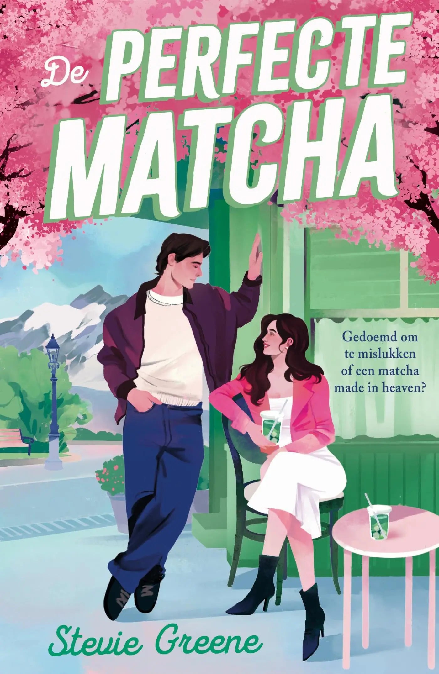 De cover van de nederlandse romance roman perfecte matcha van stevie greene met een illustratie van een stel onder kersenbloesem in roze en groen, honey springs editie