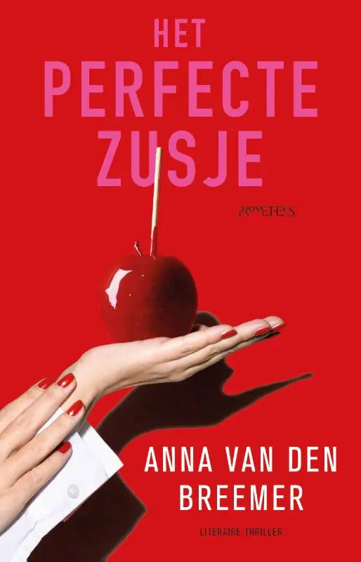 Een glanzende rode appel op een houten stok gehouden in een hand voor het perfecte zusje product