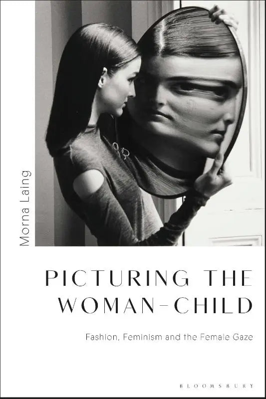 Zwart-wit boekomslag van picturing the woman-child met een vrouw die een spiegel houdt en de vrouwelijke blik en feminisme symboliseert
