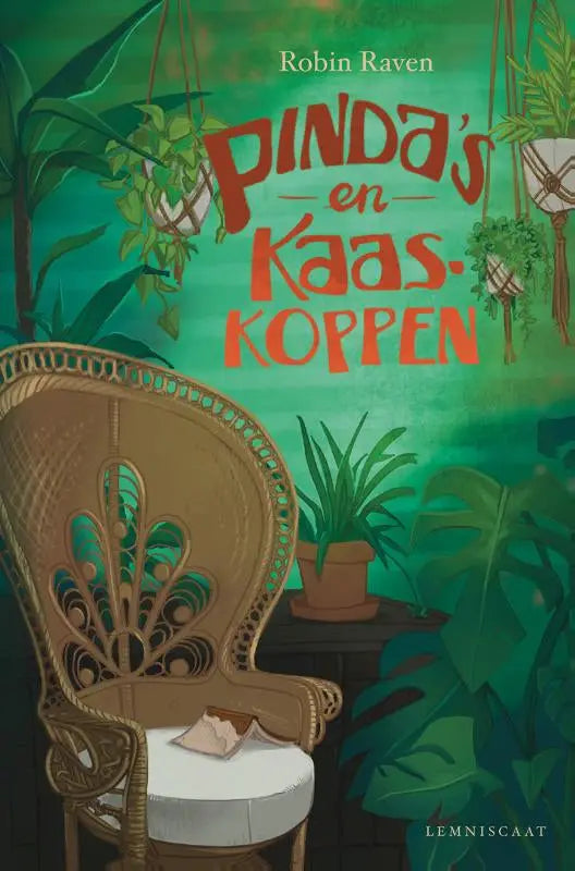 Een gouden rotan stoel robin raven met fijne bladeren patroon rugleuning en wit kussen van pinda’s en kaaskoppen
