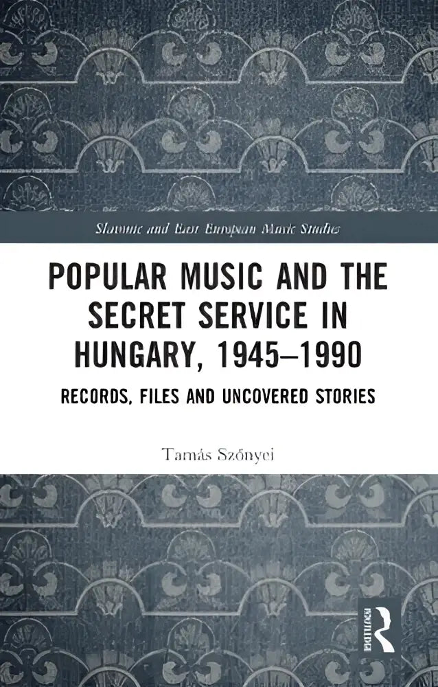 De cover van het boek popular music and the secret service in hungary 1945–1990 toont een donkergrijze, geornamenteerde achtergrond