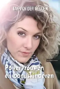 Vrouw met krullend blond haar en blauw witte sjaal in powervrouwen en bonuskinderen voor jonge lezers