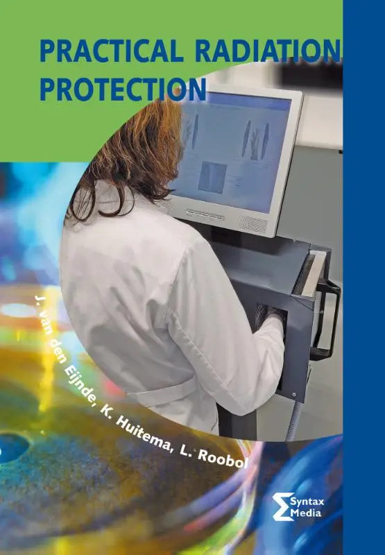 De praktische radiation protection boekcover toont een persoon in een witte labjas bij een scherm met stralingsbeelden