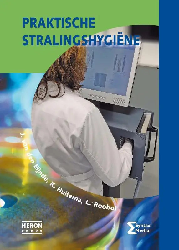 De cover van praktische stralingshygiene toont een persoon in een witte labjas voor een oudere medische monitor biomedische technologie