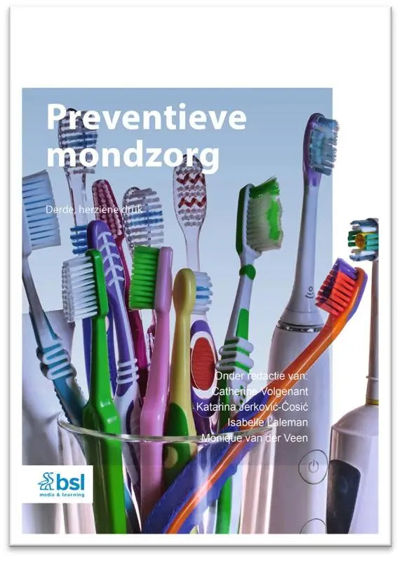 Een kleurrijke selectie handmatige en elektrische tandenborstels in een glazen beker voor preventieve mondzorg door bsl media