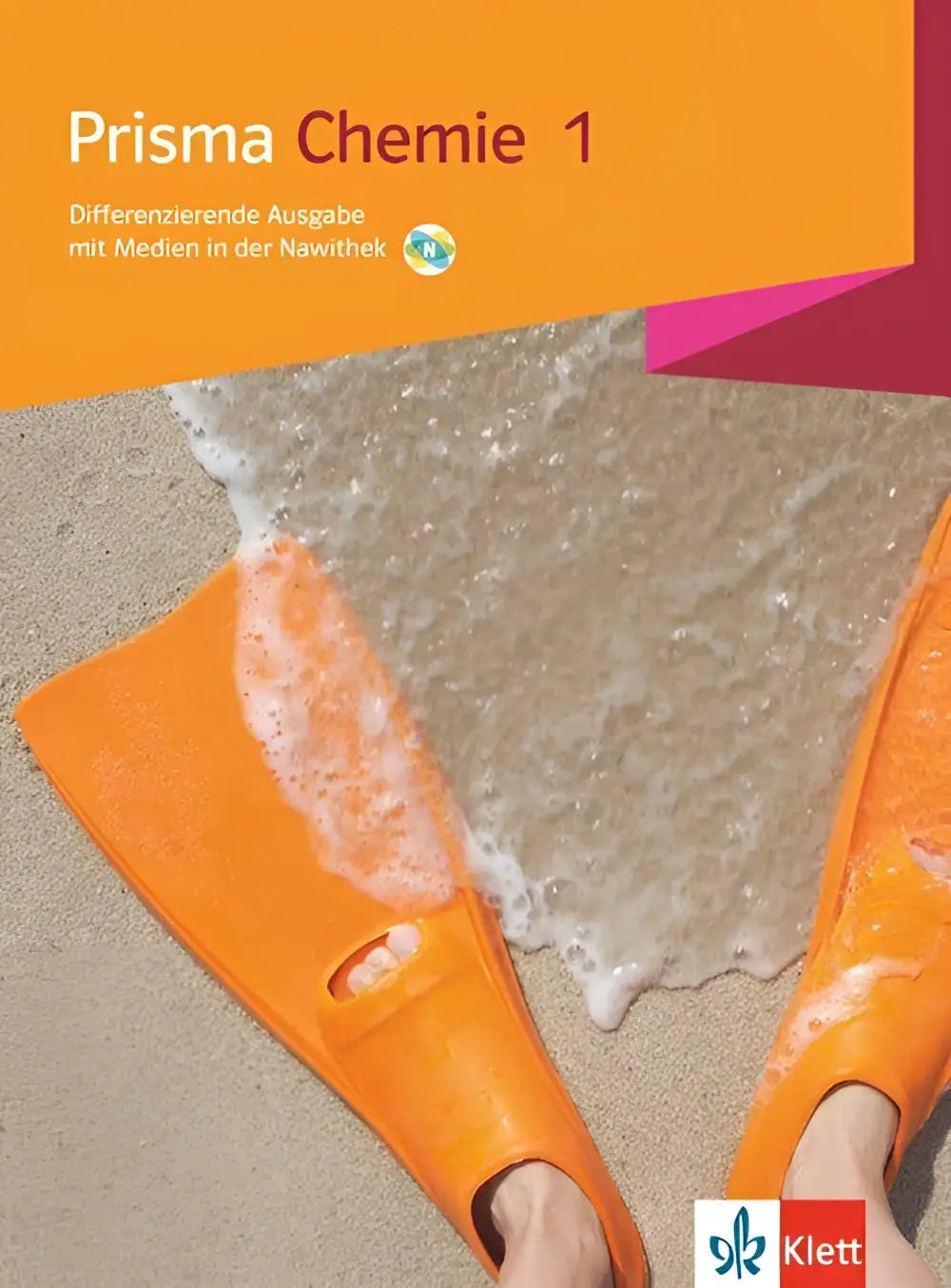 Bright orange kunststof zwemvinnen met glanzende afwerking op nat zand bij de kust bij schulbuch mit medien prisma chemie 1