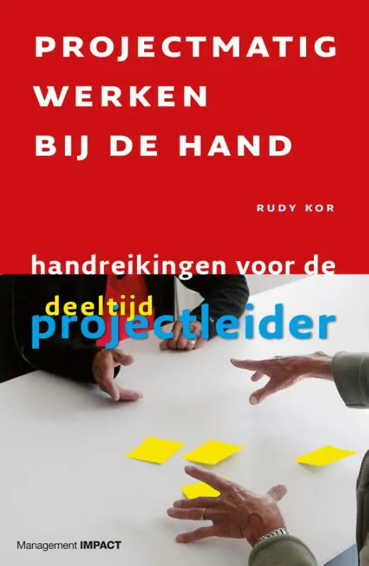 Rood boek projectmatig werken bij de hand van koninklijke boom uitgevers met handen die gele plaknotities ordenen