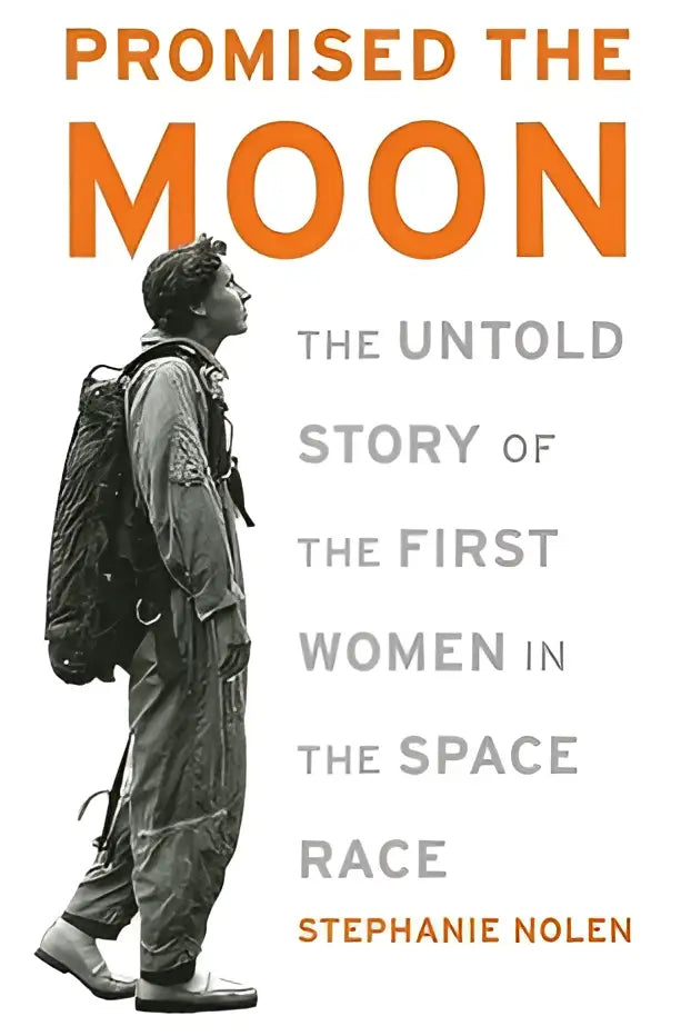 De boekcover van Promised the moon toont een zwart-wit illustratie van een vrouw in een ruimtepak met oranje titel