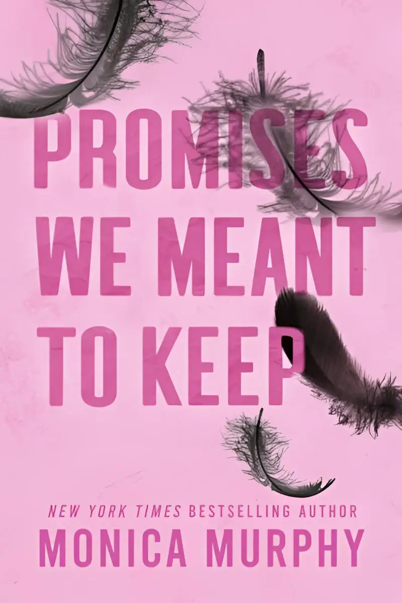 Roze boekcover van promises we meant to keep door monica murphy met zwarte veren op een gestructureerde achtergrond