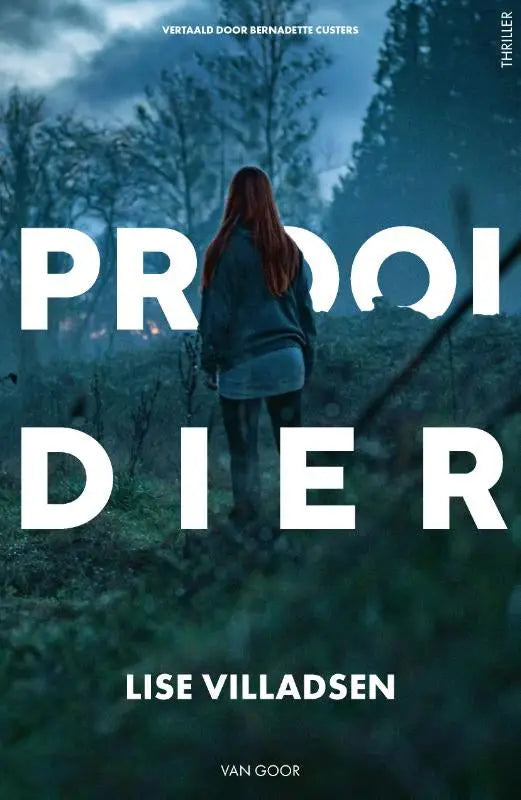 De boekcover van prooidier toont een vrouw met rood haar in een donkerblauwe jas in een mistig bos voor jonge lezers