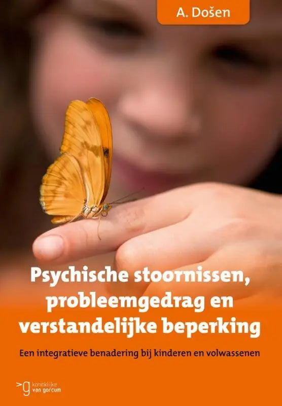 Een delicate oranje vlinder met subtiele donkere markeringen rust op een vinger bij het product psychische stoornissen probleemgedrag en verstandelijke beperking