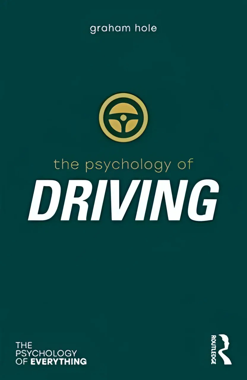 Donkergroene boekomslag met titel the psychology of driving en gouden stuurwielembleem over risicovol gedrag van graham hole