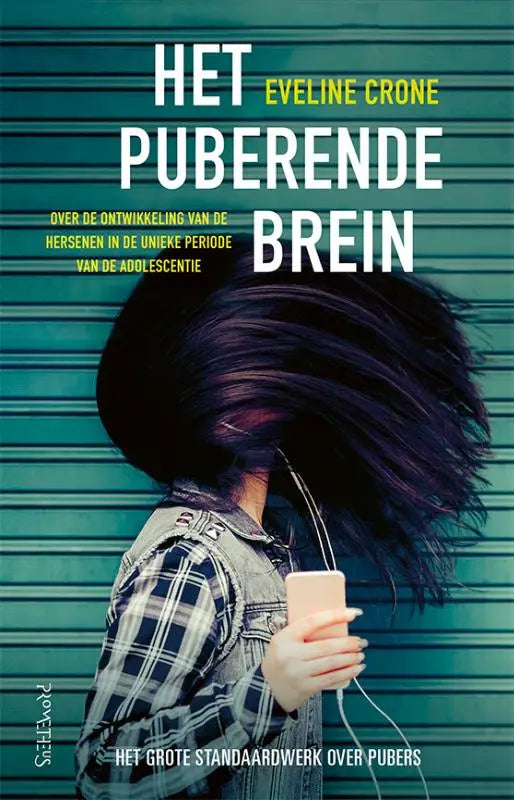 Persoon met lang donker haar in een spijkerjack met smartphone tegen groene achtergrond over het puberende brein unieke periode