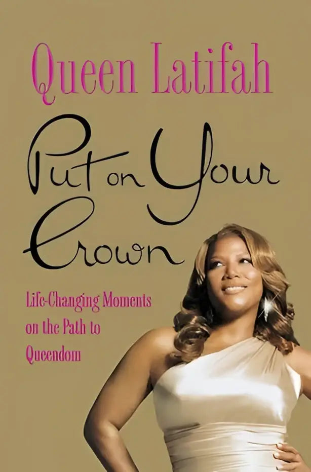 De boekcover van queen latifahs put on your crown toont haar in een champagnekleurige satijnen een-schouder jurk