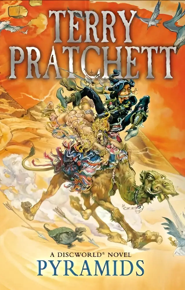 De cover van terry pratchetts pyramids discworld novel 7 met een levendige illustratie in oranje en geel