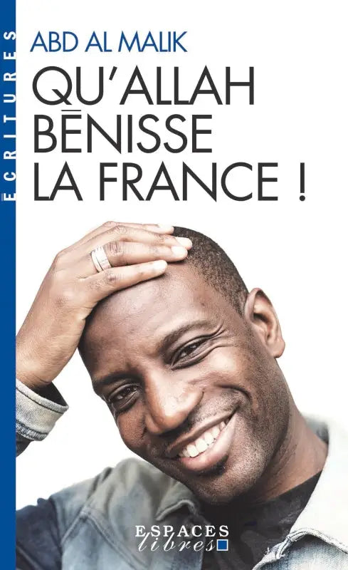 Een man glimlachend met een ring aan zijn vinger, gekleed in een denim jas bij Quallah benisse la France product