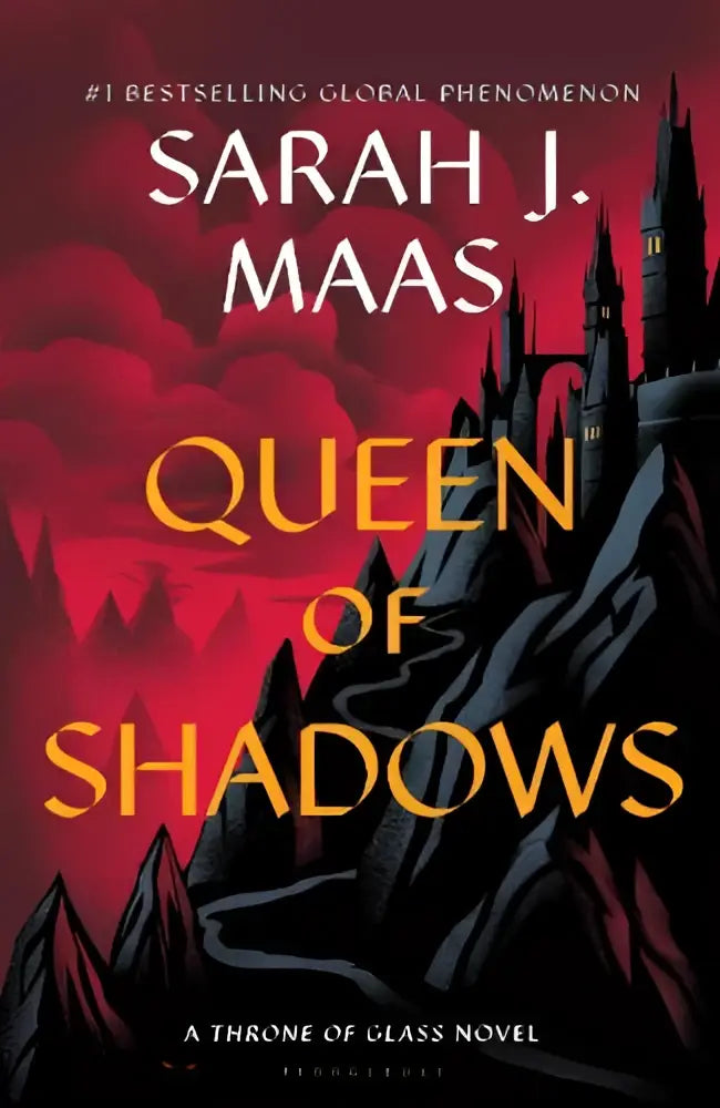 De boekcover van queen of shadows toont de titel in goud tegen donkere bergen en een bloedrode lucht in deze glass novel