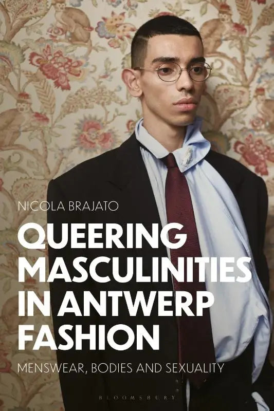 De boekcover toont een man in zwart pak en maroon stropdas tegen bloemrijk behang over queering masculinities en bodies and sexuality